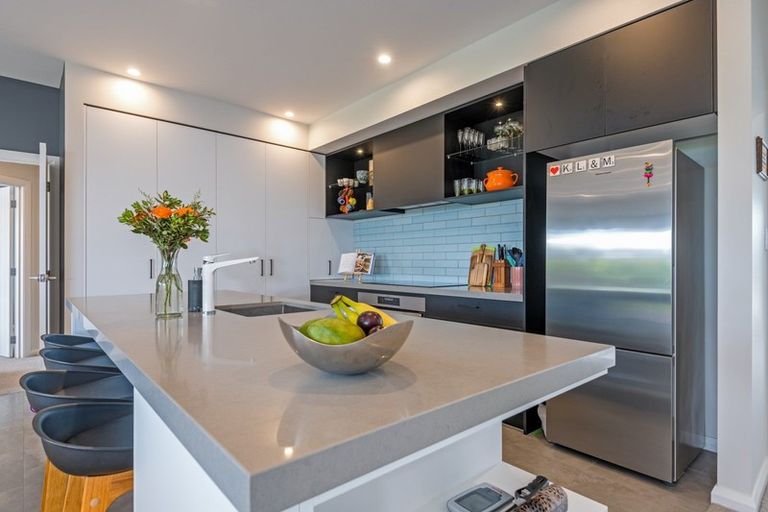 Photo of property in 8 Mediterranean Grove, Fitzherbert, Palmerston North, 4410