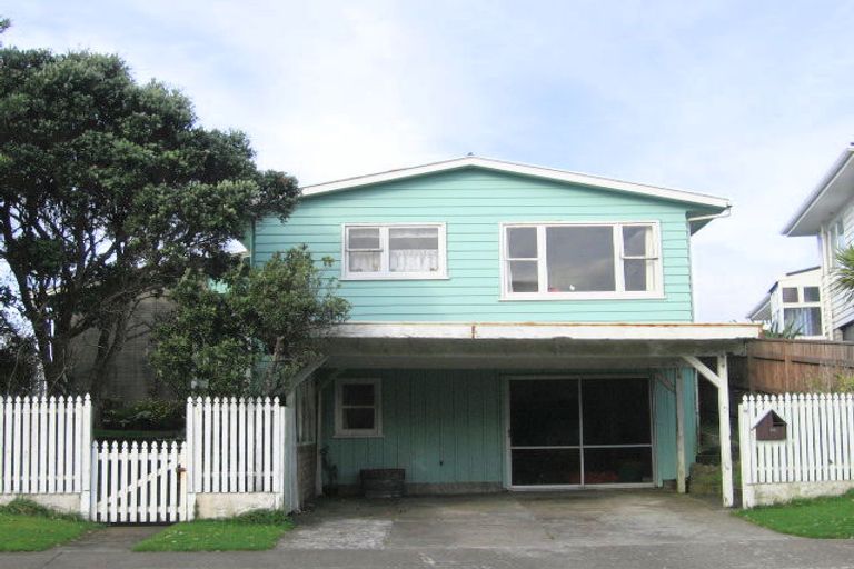 Photo of property in 44 Somes Crescent, Newlands, Wellington, 6037