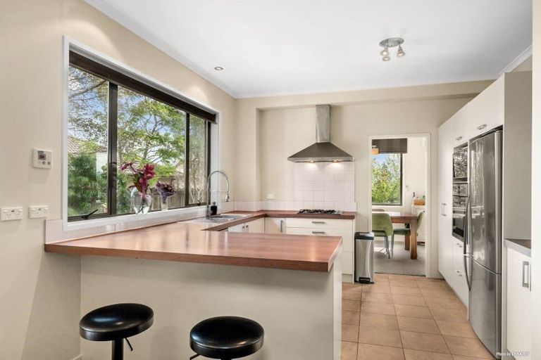 Photo of property in 8 Seamount Drive, Red Beach, 0932