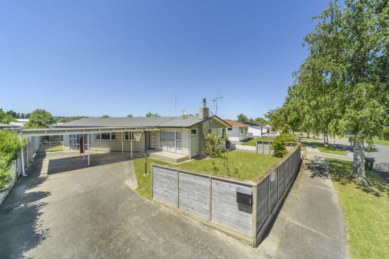 Photo of property in 138 Ruamahanga Crescent, Terrace End, Palmerston North, 4410