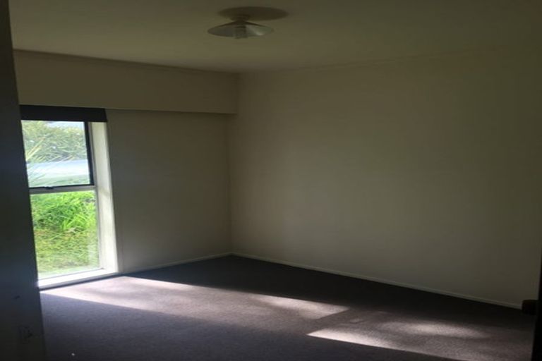 Photo of property in 1/3 Tusac Place, Totara Vale, Auckland, 0627