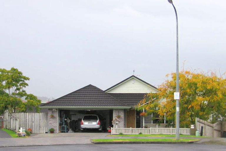 Photo of property in 43 Pinewood Grove, Botany Downs, Auckland, 2010
