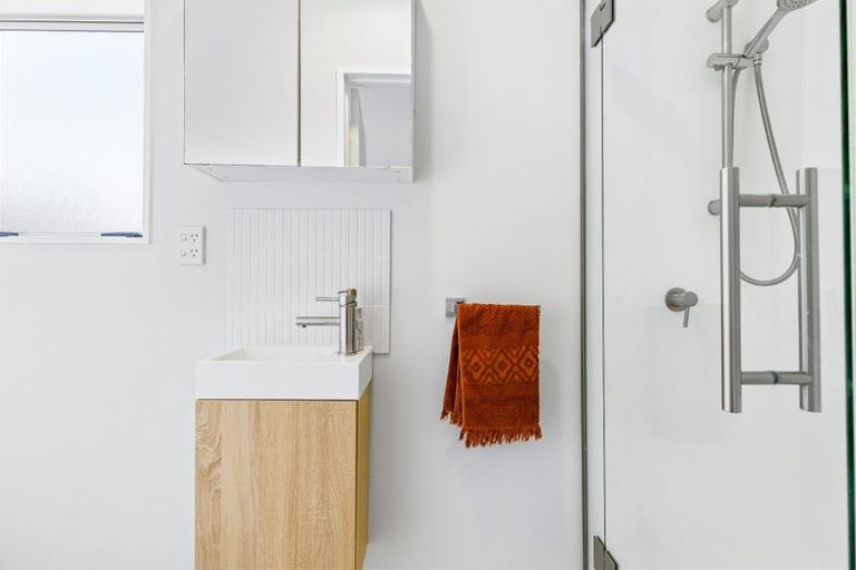 Photo of property in 2/8 Crewe Close, Albany, Auckland, 0632