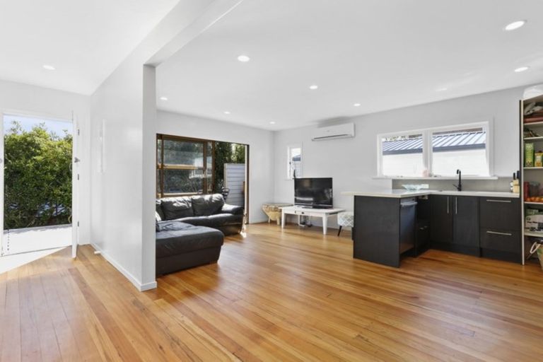 Photo of property in 11 Vanguard Road, Kelston, Auckland, 0602