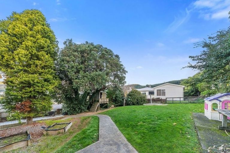 Photo of property in 15 Lane Crescent, Tawa, Wellington, 5028