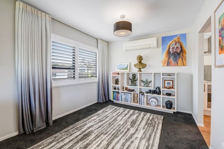 Photo of property in 15 Leiden Place, Totara Vale, Auckland, 0629