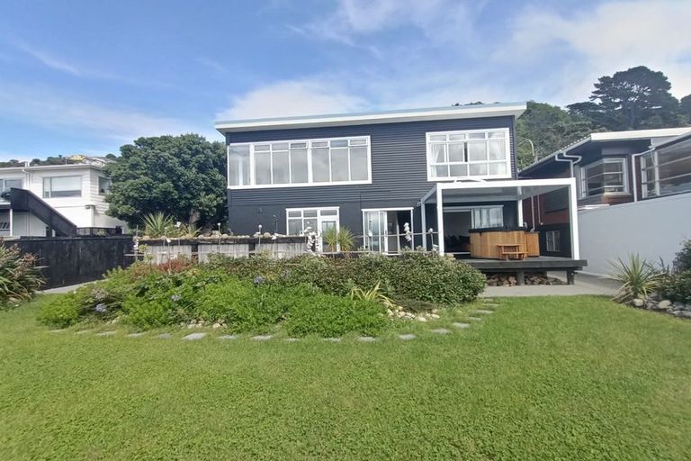 Photo of property in 277 Queens Drive, Lyall Bay, Wellington, 6022