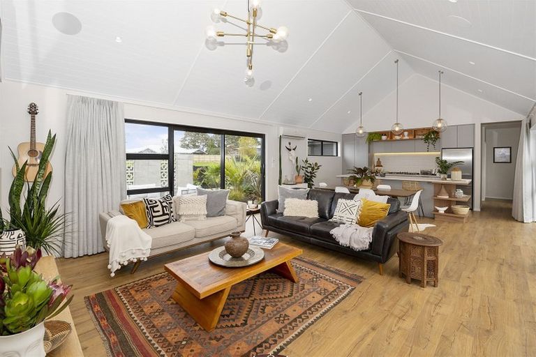 Photo of property in 2 Len Ireland Drive, Kumeu, 0810