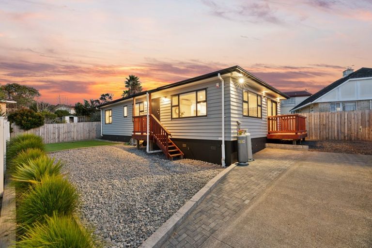 Photo of property in 18a Lydford Place, Glendene, Auckland, 0602