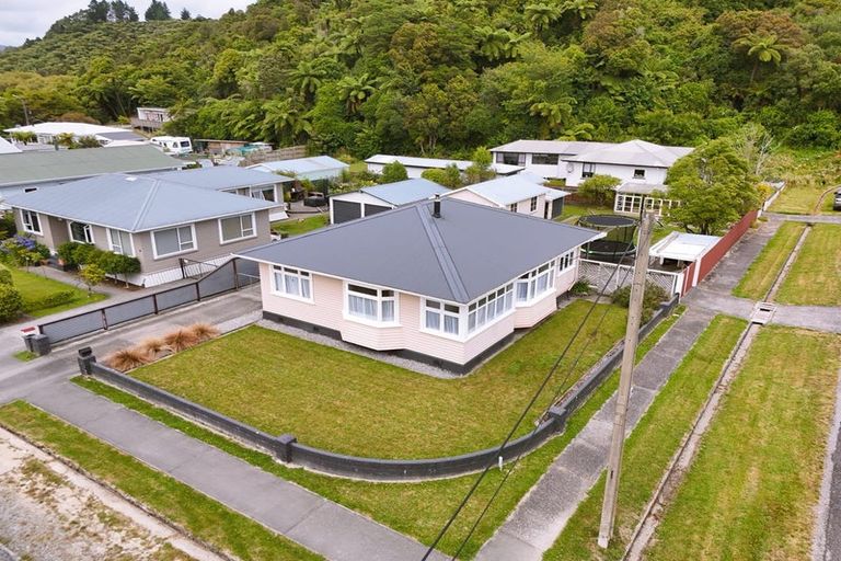 Photo of property in 72 Marlborough Street, Greymouth, 7805