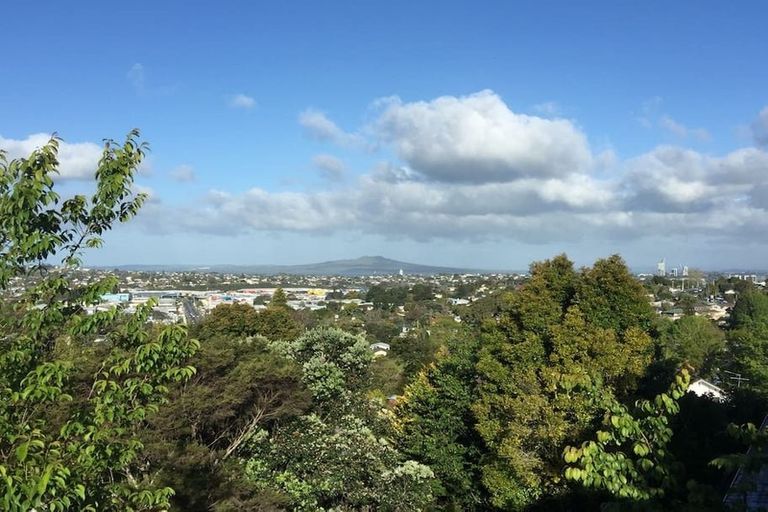 Photo of property in 84 Ayton Drive, Totara Vale, Auckland, 0629