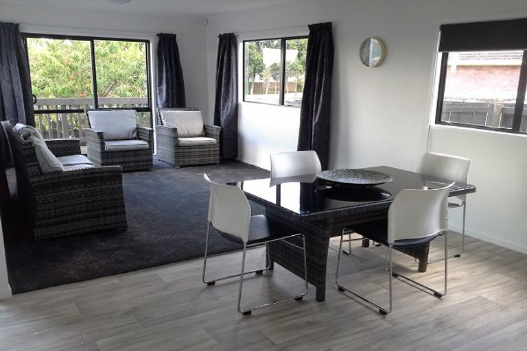 Photo of property in 1/5 Senecio Place, Weymouth, Auckland, 2103