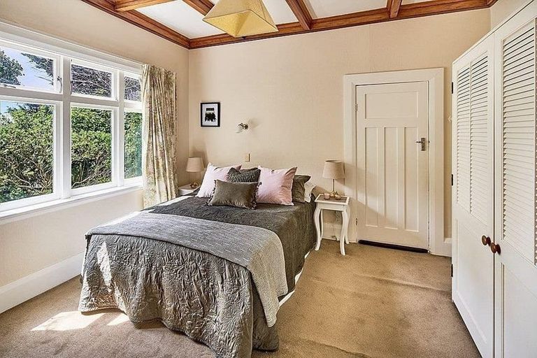 Photo of property in 5 Harbour View Road, Northland, Wellington, 6012