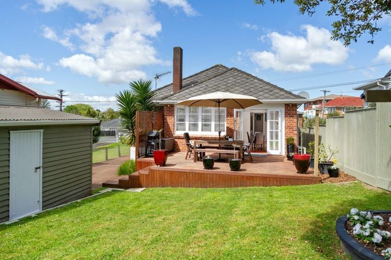 Photo of property in 43 Hutchinson Avenue, New Lynn, Auckland, 0600
