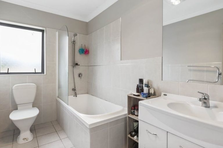 Photo of property in 3 Vadam Road, Massey, Auckland, 0614