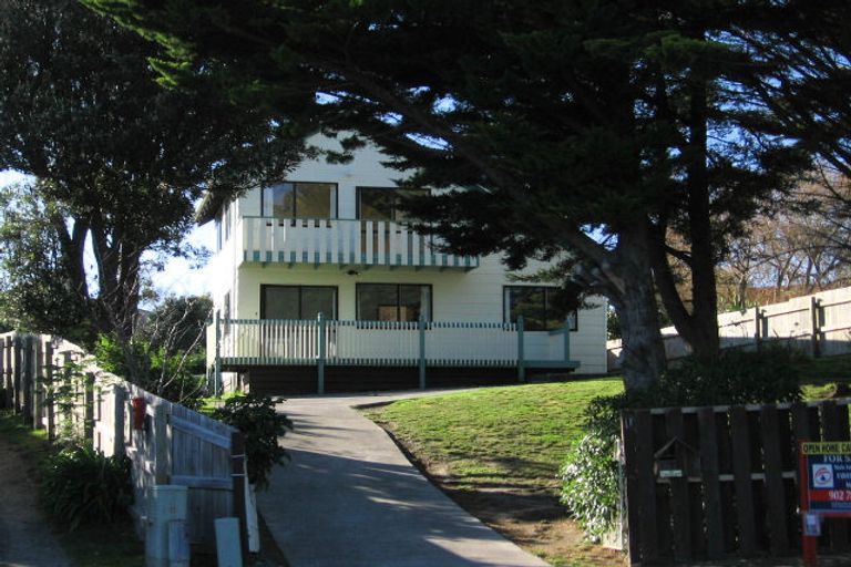 Photo of property in 11 Napier Grove, Waikanae Beach, Waikanae, 5036