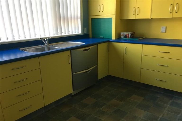 Photo of property in 10 Cumberland Street, Merrilands, New Plymouth, 4312