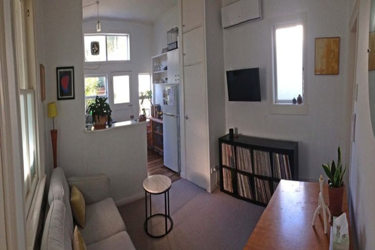 Photo of property in 69 Rolleston Street, Mount Cook, Wellington, 6021