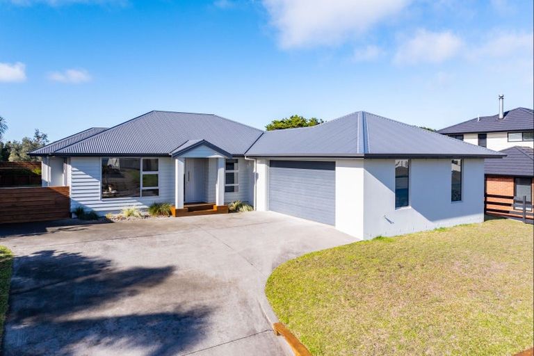 Photo of property in 33 Karoro Road, One Tree Point, 0118