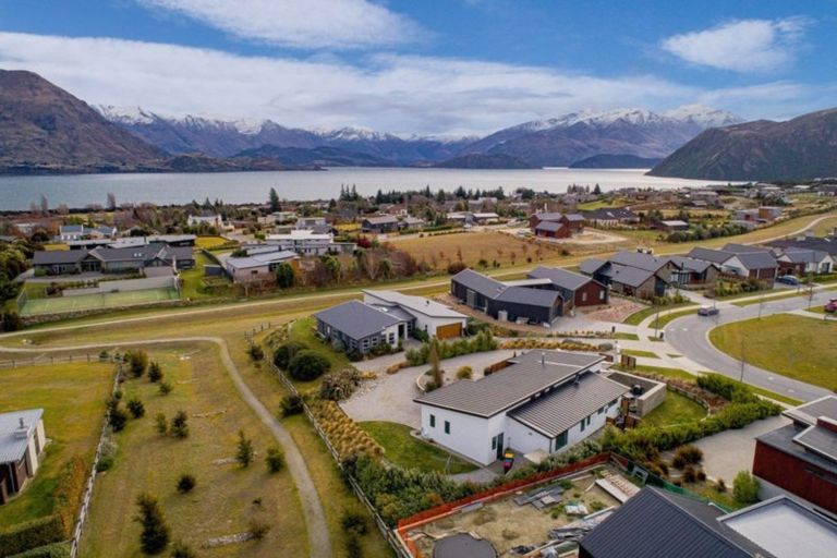 Photo of property in 5 Valley Crescent, Wanaka, 9305