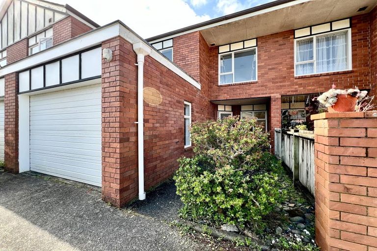 Photo of property in 2/23 Charlenne Close, Ranui, Auckland, 0612