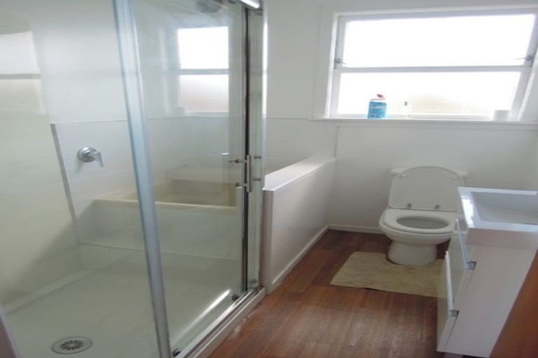 Photo of property in 3/2 Scarboro Terrace, Murrays Bay, Auckland, 0630