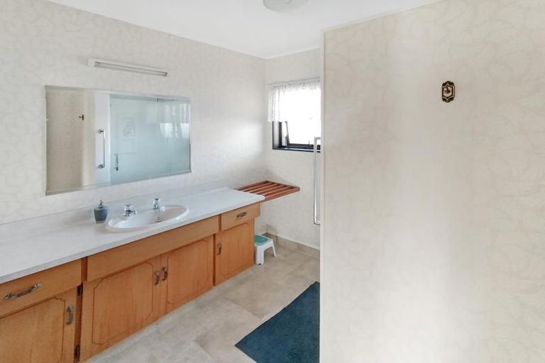 Photo of property in 122 Tait Drive, Greenmeadows, Napier, 4112