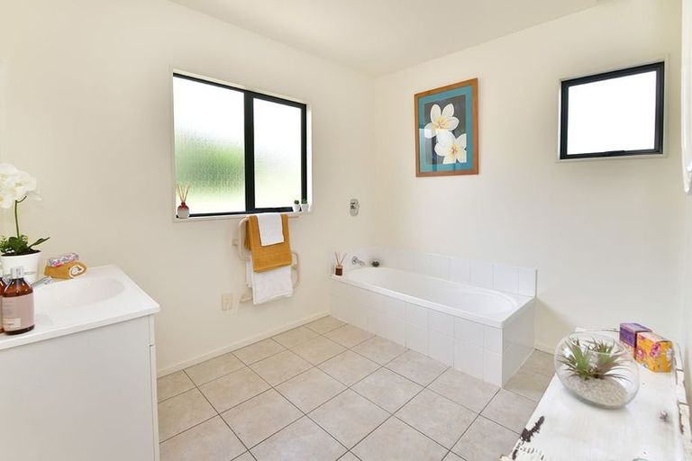 Photo of property in 13b Sunnydale Place, Oteha, Auckland, 0632
