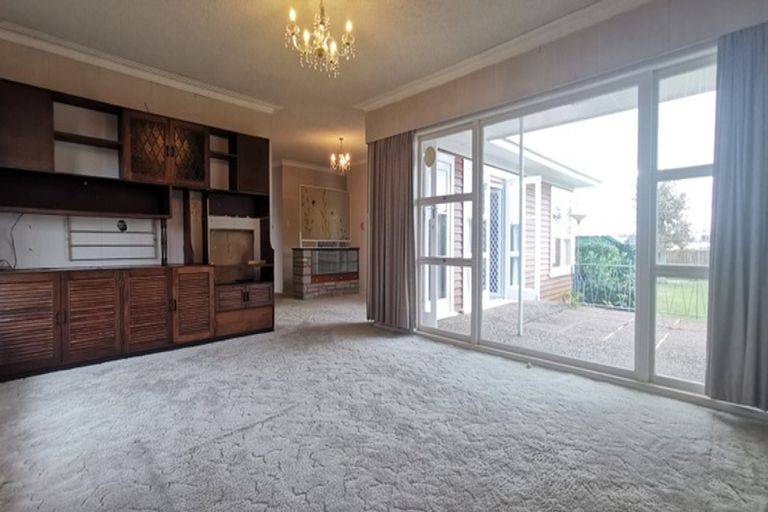 Photo of property in 32 Woodford Avenue, Henderson, Auckland, 0610