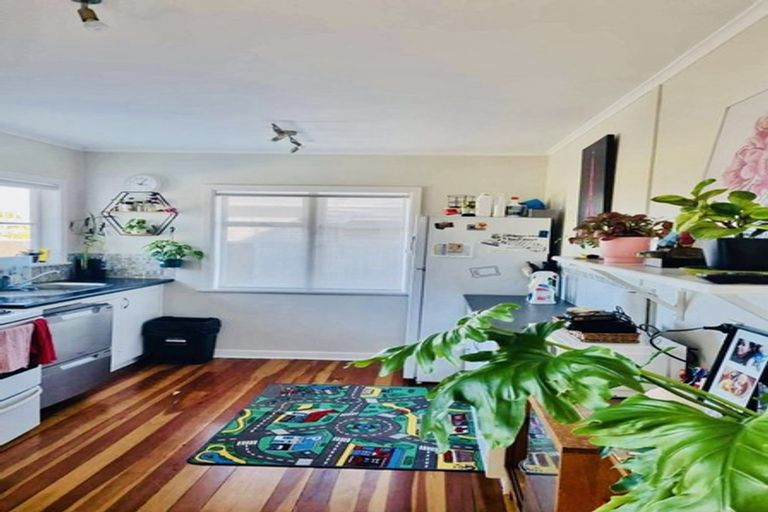 Photo of property in 11 Hikurangi Street, Te Atatu Peninsula, Auckland, 0610