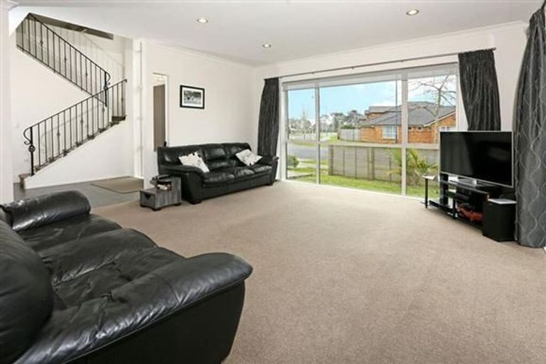 Photo of property in 106 Lake Panorama Drive, Henderson Valley, Auckland, 0612