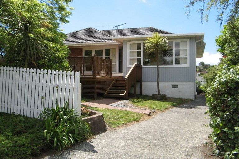 Photo of property in 19 Woodstock Road, Forrest Hill, Auckland, 0620