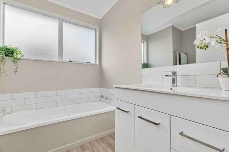 Photo of property in 2/25 Silver Creek Road, Weymouth, Auckland, 2103