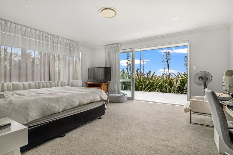 Photo of property in 18 Kaipara Lake Road, South Head, Helensville, 0874