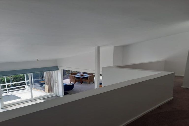 Photo of property in 28 Chelverton Terrace, Red Beach, 0932