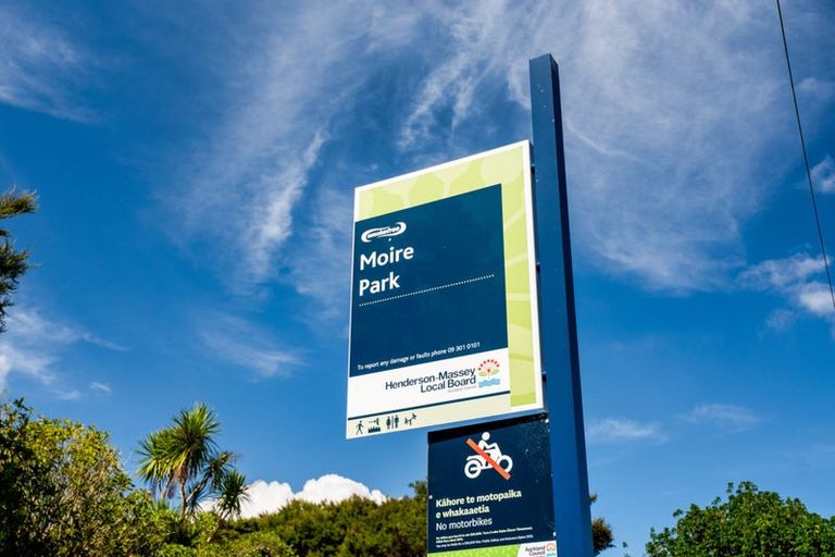 Photo of property in 21c Crosby Road, West Harbour, Auckland, 0618