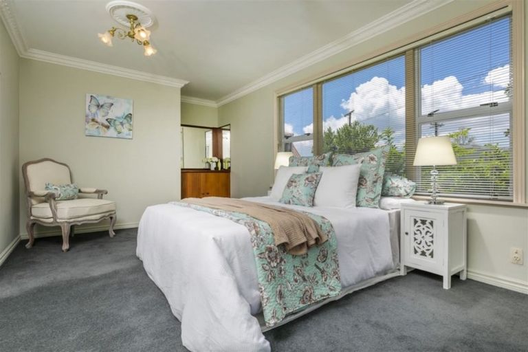 Photo of property in 3 Hillary Heights Avenue, Glendene, Auckland, 0602