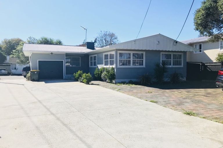 Photo of property in 2/26 Tonar Street, Northcote, Auckland, 0627