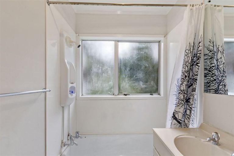 Photo of property in 1/3 Mcquoid Place, Glenfield, Auckland, 0629