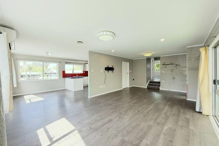 Photo of property in 9 Woodman Place, West Harbour, Auckland, 0618
