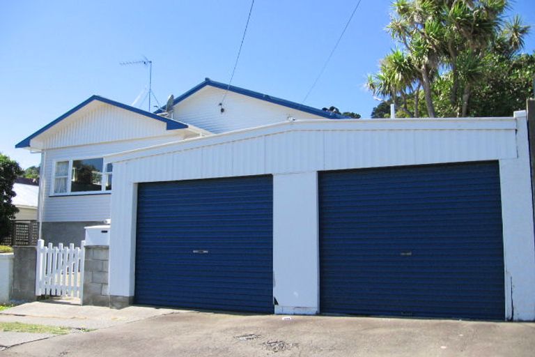 Photo of property in 111 Melbourne Road, Island Bay, Wellington, 6023