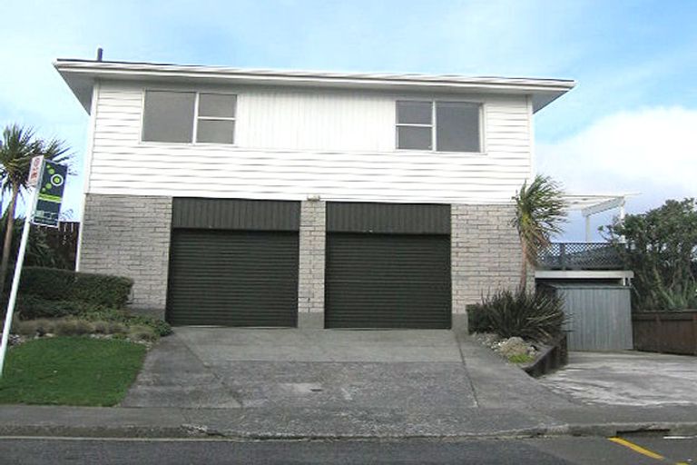 Photo of property in 42 Somes Crescent, Newlands, Wellington, 6037