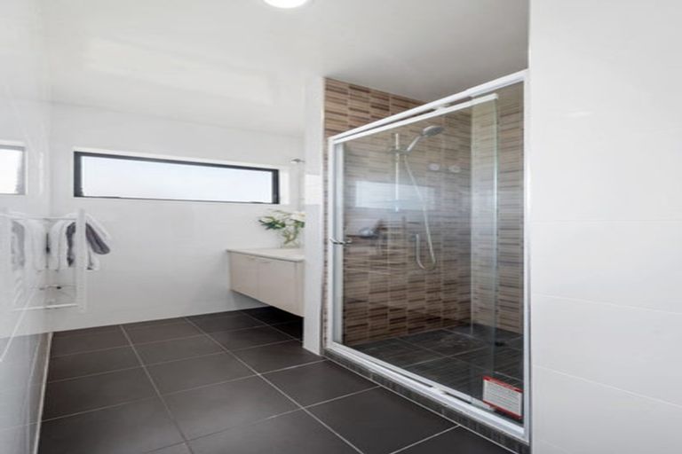 Photo of property in 5/7 Eske Place, Highland Park, Auckland, 2010