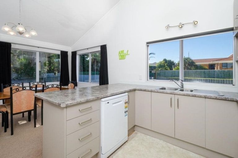 Photo of property in 204b Edmonton Road, Te Atatu South, Auckland, 0610