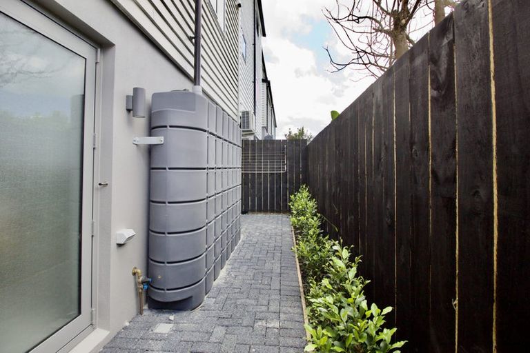 Photo of property in 3/94 Target Road, Totara Vale, Auckland, 0629