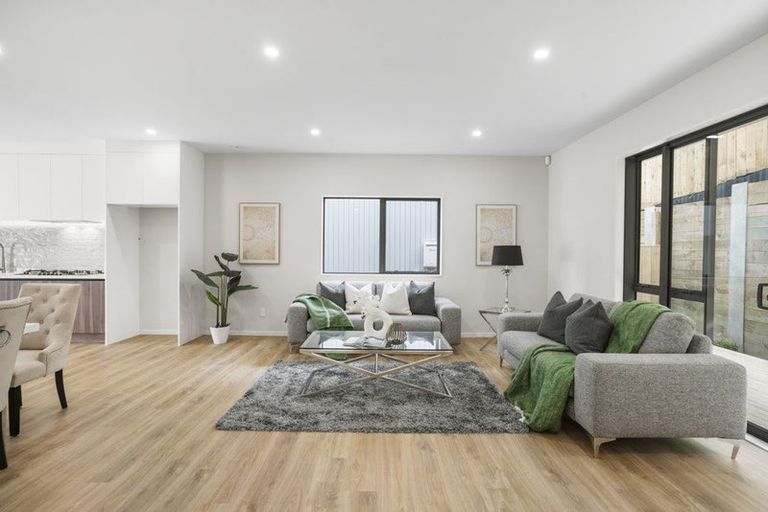 Photo of property in 1/15d Verran Road, Birkenhead, Auckland, 0626