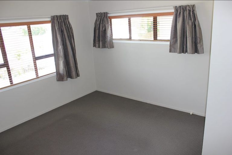 Photo of property in 2/13 Mona Vale, West Harbour, Auckland, 0618