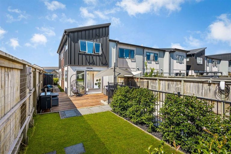Photo of property in 15 Pakoro Close, Hobsonville, Auckland, 0618