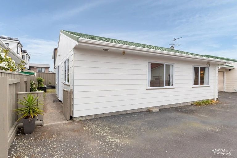 Photo of property in 2/61 Main Road, Titahi Bay, Porirua, 5022