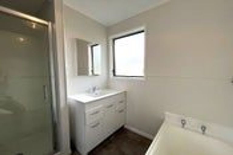 Photo of property in 28 Larissa Avenue, Henderson, Auckland, 0610